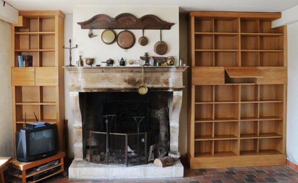 Chêne massif, coffres rappelant le bandeau de la cheminée, étagères réglables.
